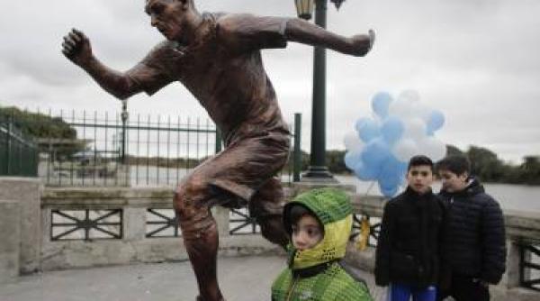 statuia lui messi de la buenos aires vandalizata de necunoscuti