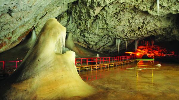 unic pe plaiuri mioritice pestera scarisoara ghetarul ascuns in munti