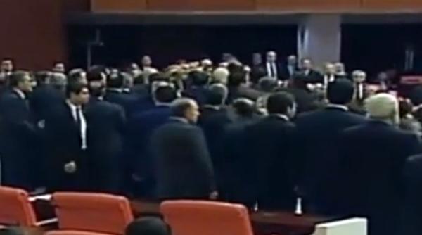 video pumni si picioare in parlamentul de la ankara parlamentarii turci s au batut in timpul unei dezbateri