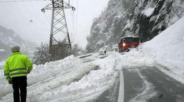 trafic blocat pe dn7 dupa o avalansa