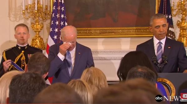 video joe biden in lacrimi a primit cea mai inalta distinctie civila a sua din partea lui barack obama