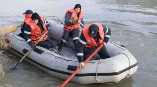 bihor scafandrii au reluat fara succes cautarea unui barbat cazut in apele inghetate ale crisului repede
