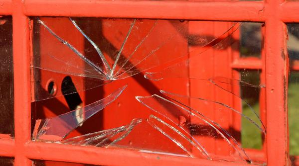 iasi un adolescent a incercat sa se sinucida in curtea liceului unde invata iubita lui