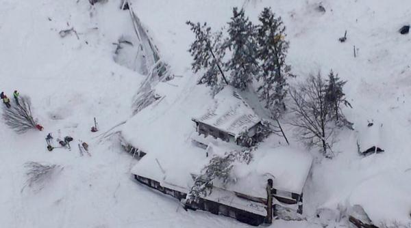 update italia cel putin 30 de morti in urma unei avalanse care a lovit un hotel