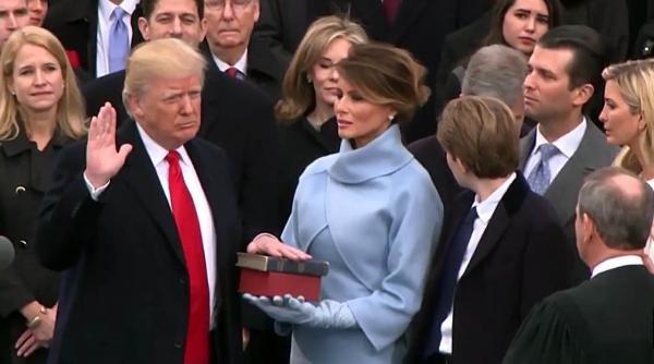 donald trump este oficial cel de al 45 lea presedinte al statelor unite