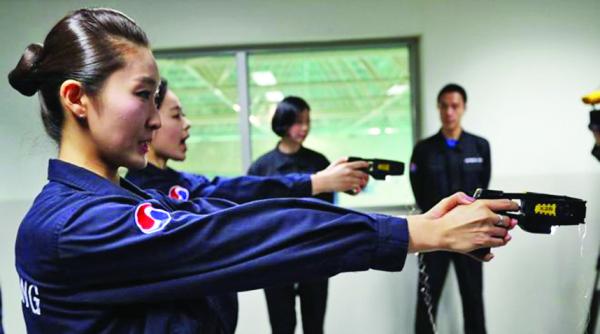 soc pistoale cu electrosocuri contra pasagerilor turbulenti din avioane