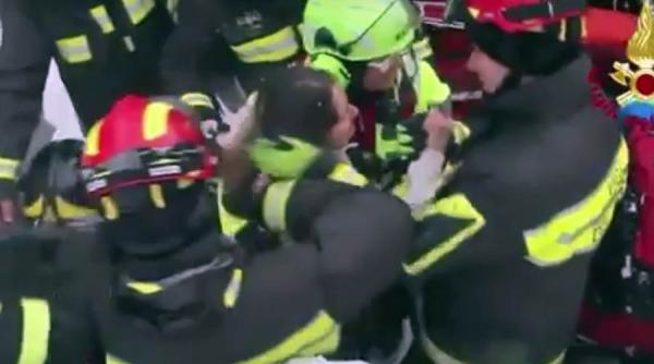 video primele imagini filmate cu doua persoane cand sunt scoase din hotelul ingropat de avalansa din italia