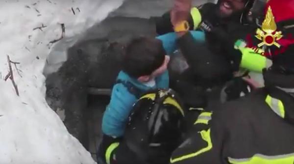 video romanca si copii ei sunt vii si nevatamati momentele dramatice in care adriana si fiul ei sunt scosi din hotelul inghitit de avalansa au mai fost gasiti inca 5 supravietuitori