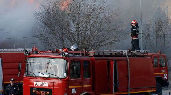 incendiu bamboo peste 260 de pompieri si echipajele isu actioneaza inca la stingerea focarelor