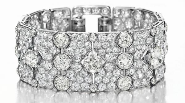 o femeie din nisa a gasit pe strada o bijuterie de 40 000 de euro si a predat o politiei