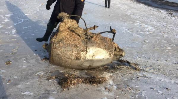 un motor de avion a fost recuperat de pe plaja din mamaia