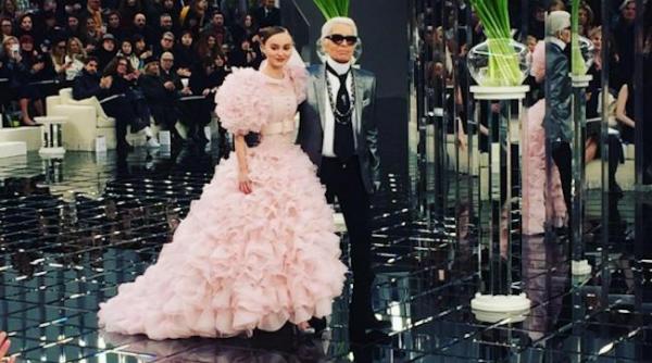 lily rose depp fiica lui johnny depp vedeta prezentarii colectiei haute couture 2017 chanel