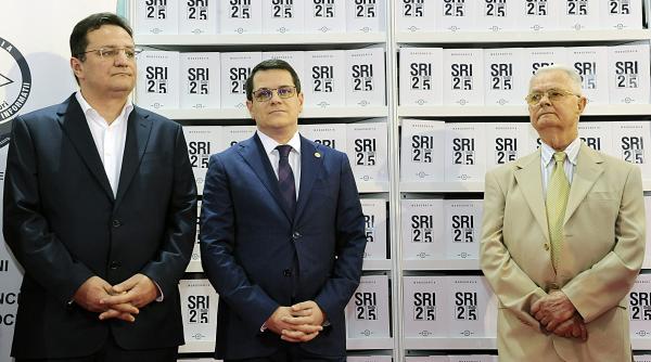 baietii cu ochi albastri storsi la audierile din parlament