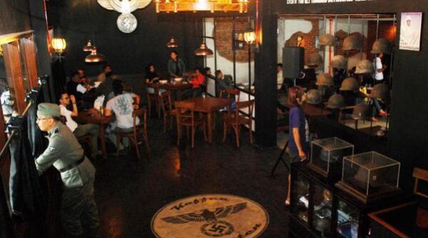 o cafenea indoneziana decorata cu accesorii cu tematica nazista a fost din nou inchisa