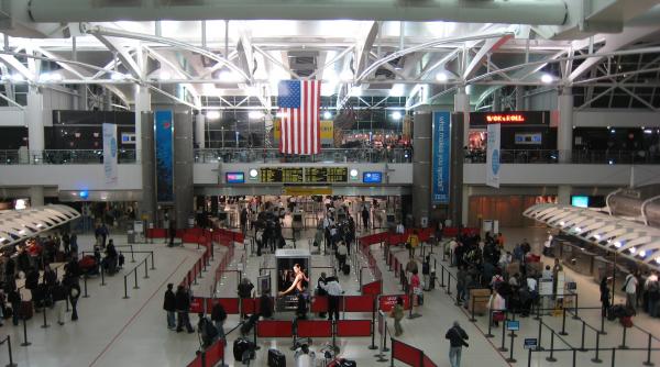 sua un barbat a amenintat si lovit o angajata a aeroportului jfk din new york intrucat purta hijab