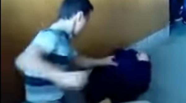 video scene socante intr un liceu din lugoj un elev a fost batut cu salbaticie