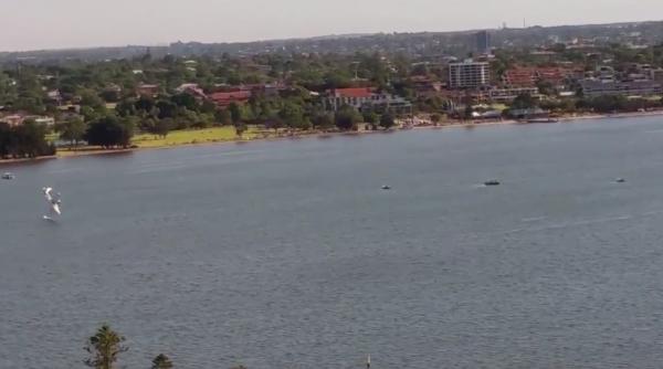 video un avion s a prabusit in fata a mii de oameni de ziua nationala a australiei