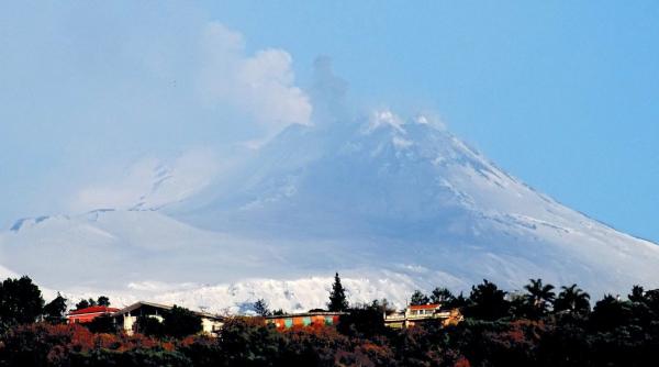 italia intensa activitate seismica in zona vulcanului etna din sicilia