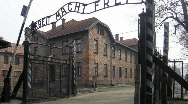 polonia publica numele a circa 10 000 de gardieni si membri ss de la auschwitz