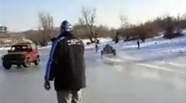 video doi soferi amatori de senzatii tari s au plimbat cu masinile pe lacul cincis