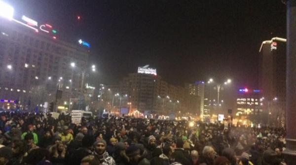 cateva mii de oamenii protesteaza in piata victoriei