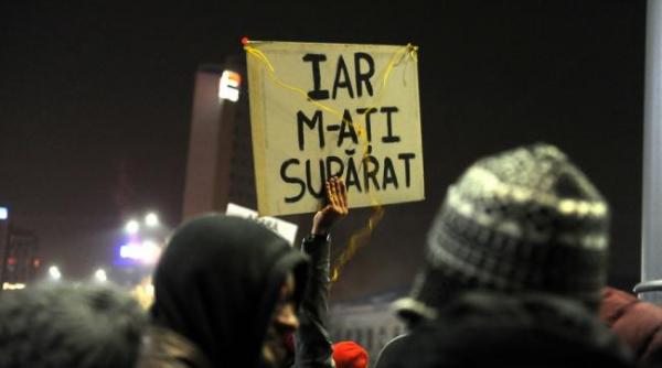 cativa protestatari din piata victoriei au aruncat petarde catre jandarmi