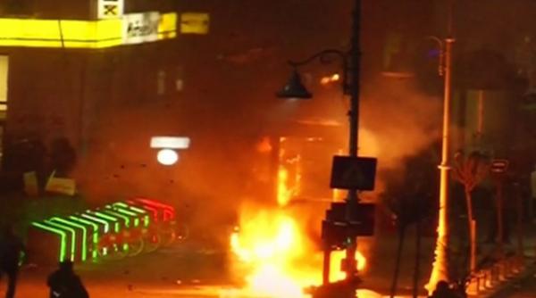 protest bucuresti pompierii intervin sa stinga un incendiu izbucnit la un panou publicitar