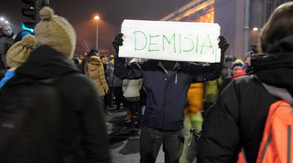 protestatarii se aduna din nou in piata victoriei