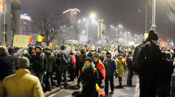 protestatarii din fata guvernului incep sa se retraga