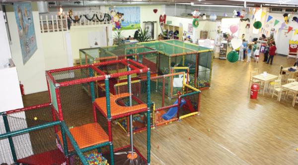 parintii care protesteaza la sibiu isi pot lasa gratuit copiii intr un loc de joaca privat