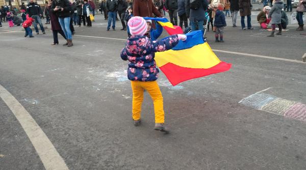 manifestantii din piata victoriei se indreapta catre parlament