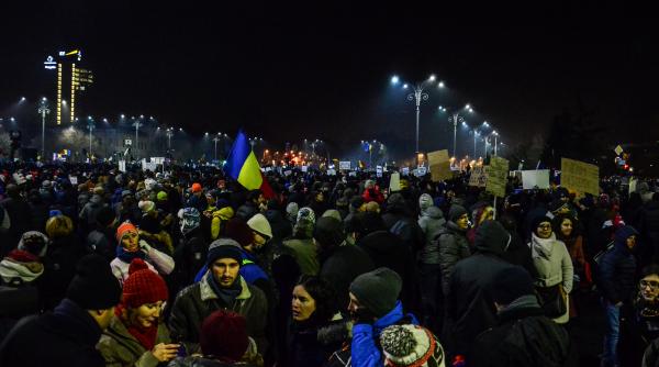 zeci de mii de protestatari incep sa se stranga din nou in fata guvernului si in toata tara