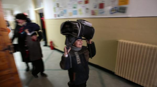 doi din trei elevi din capitala nu invata in siguranta