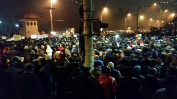 peste 700 de manifestanti la palatul cotroceni