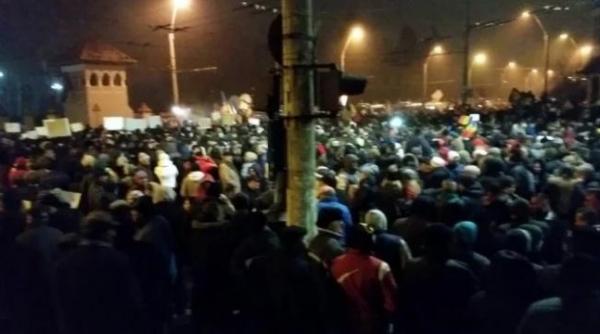 klaus iohannis a incercat sa vorbeasca cu protestatarii de la cotroceni