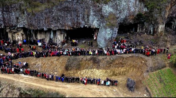 fotografie de grup cu peste 500 de membri ai aceleiasi familii