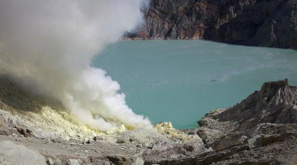 un vulcan din indonezia are lava albastra