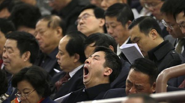 mai multi oficiali din china surprinsi motaind tocmai la o sedinta motivationala despre leneveala la munca