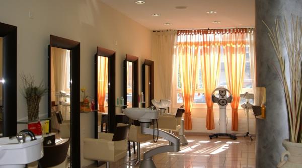 un frizer din gaza coafeaza clientii cu flacara