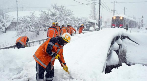 japonia caderi masive de zapada soldate cu o victima trenuri si masini blocate