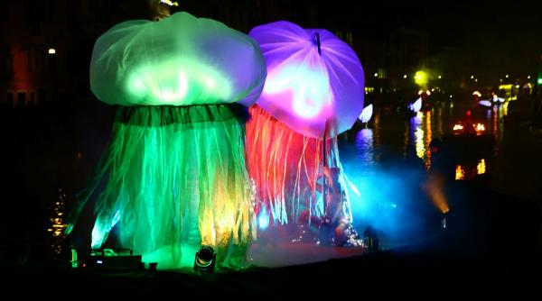 carnavalul de la venetia s a deschis sambata cu un fastuos spectacol acvatic