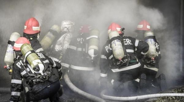 incendiu la o hala cu materiale plastice din slatina focul a fost stins dupa 7 ore