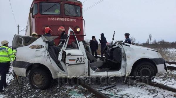 masina de politie lovita de tren in vrancea traficul feroviar e blocat in zona faurei garoafa