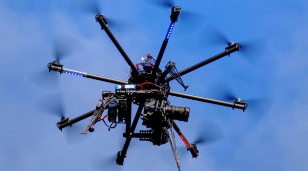 persoane care au ridicat ilegal drone pe perioada protestelor din piata victoriei identificate si duse la audieri