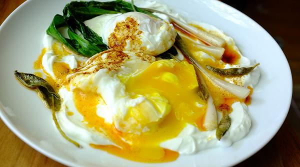 reteta zilei oua turcesti cu unt si chilli