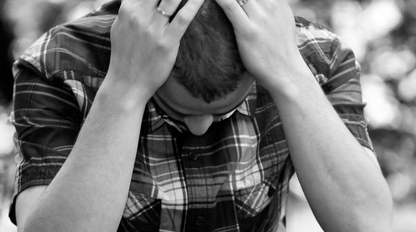 un adolescent si a inscenat propria talharire de frica parintilor