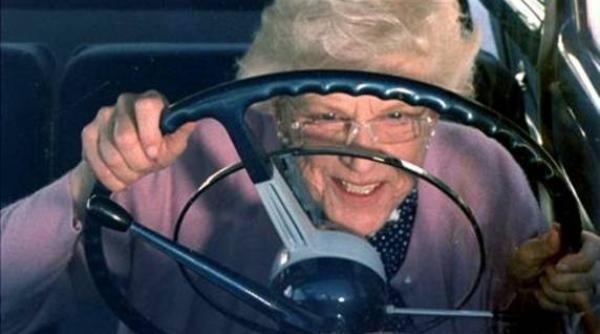 braila o femeie de 71 de ani a intrat cu masina in refugiul unei statii de tramvai