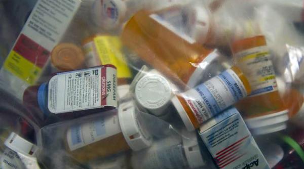 sute de cutii cu medicamente descoperite intr o padure din gorj