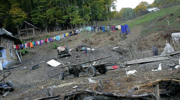 iasi fetita care isi tinea mama moarta in brate gasita de medicii de pe ambulanta