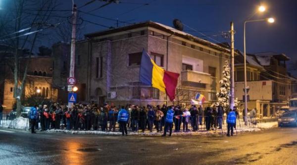 cateva zeci de persoane au protestat astazi la palatul cotroceni